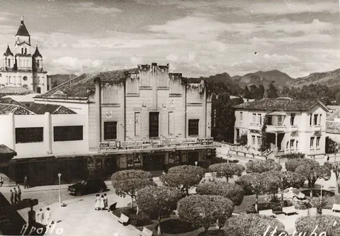 Praça Cesário Alvim, Cine Apolo e Matriz no ano 1945