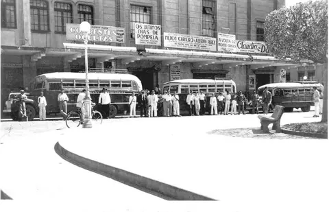 Fachada do Cine Apolo com pessoas e cartazes de filmes
