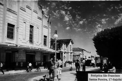 Praça Cesário Alvim nos anos 1960 em frente ao Cine Apolo