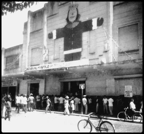 Fachada do Cine Apolo enfeitada para o "Carnaval no Apolo" nos anos 1960