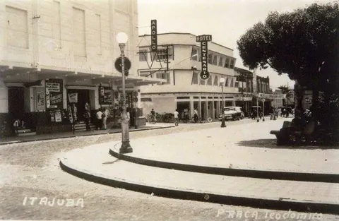 Cine Apolo, Hotel Centenário na praça Teodomiro Santiago nos anos 1960
