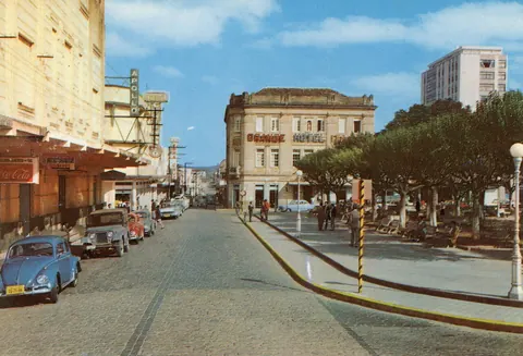Visão da praça Teodomiro Santiago com Grande Hotel, Cine Apolo e Hotel Centenário