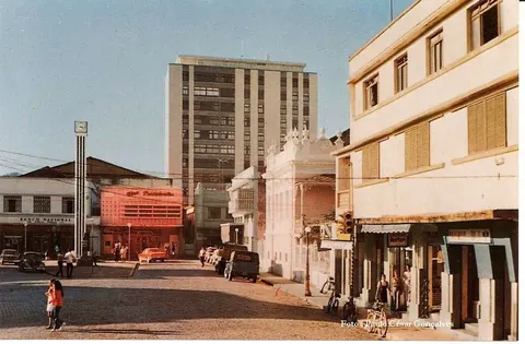 Praça Wenceslau Brás e Cine Presidente nos anos 1970