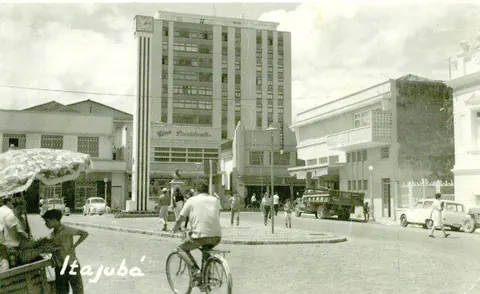Praça Wenceslau Brás e Cine Presidente nos anos 1970