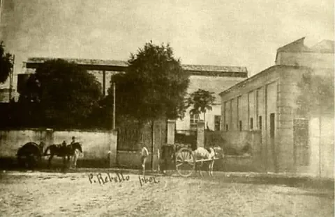 Parte do Edison Cinema na Praça Capitão Gomes nos anos 1900 e a casa onde futuramente seria o Cine Presidente