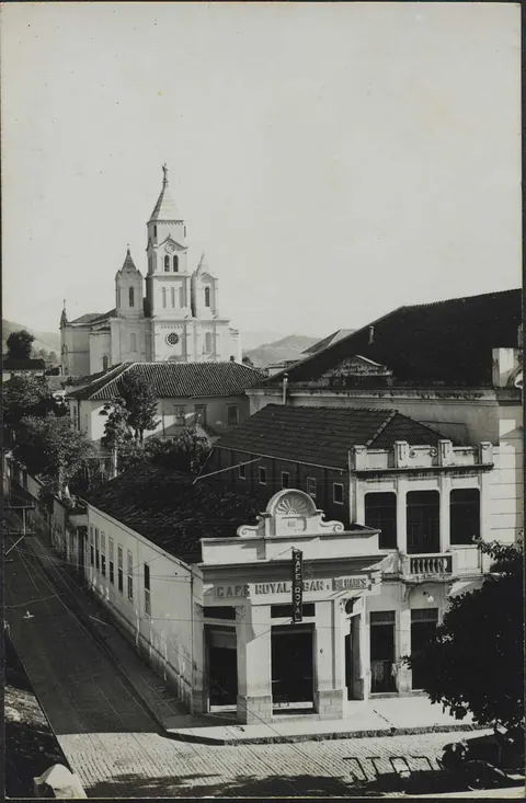 Cafe Royal e Matriz ao fundo