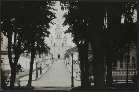 Igreja Matriz nos anos 1930, visão da praça Cesário Alvim