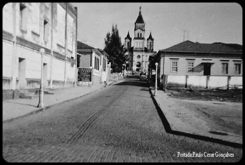 Matriz nos anos 1960, a residência do Major João Pereira tinha sido destruída