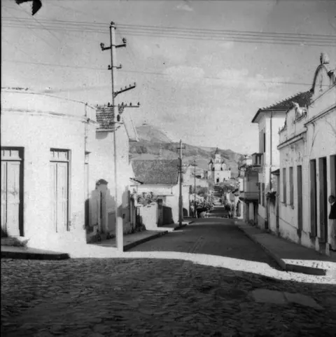 Rua Coronel Rennó e Igreja Matriz, a esquerda local onde era o Teatro Santa Cecilia