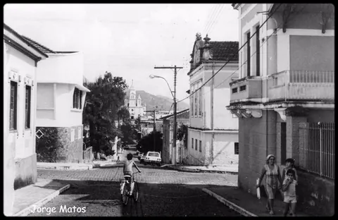 Rua Cel Rennó e a Matriz, a esquerda local onde era o Teatro Santa Cecilia