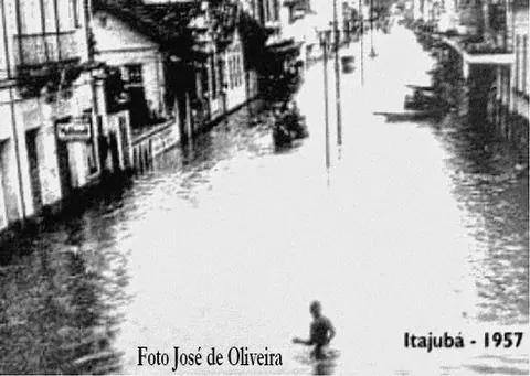 Enchente de 1957 na rua Nova