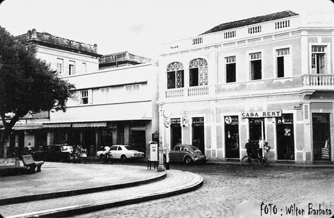 Praça Teodomiro Santiago e Casa Reny