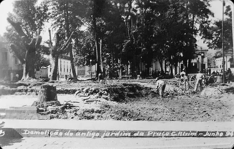 Demolição do antigo jardim da Praça C. Alvim