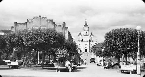 Praça Teodomiro Santiago e a Matriz