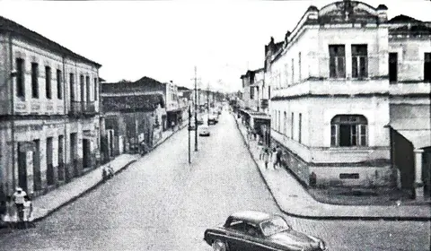 A Avenida Cel. Carneiro Júnior, nos meados do século XX, já sem as árvores e os canteiros.
