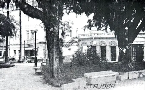 Praça Cesário Alvim e a fármacia (Pharmácia) “Jorge Braga”