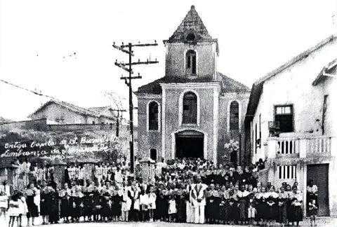 Primeira igreja de São Benedito, benta em 1907, que existiu na Rua Eugênio Salles.