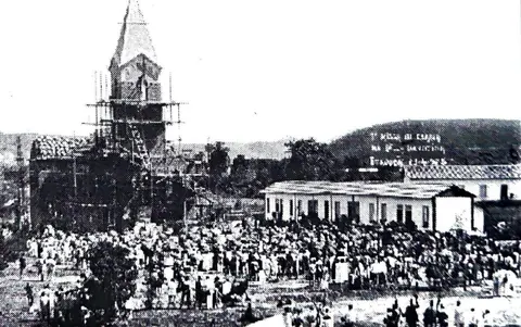 Missa campal no adro da capela de Nossa Senhora Aparecida, na Vila Vicentina, em 25/04/1926, quando ainda esse templo estava em construção.