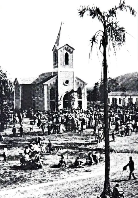 Fiéis no adro da capela da Vila Vicentina, para participarem das solenidades da bênção e inauguração desse novo templo, em 27 de julho de 1926