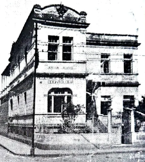 Prédio na esquina da Avenida Cel. Carneiro Júnior com a Praça Wenceslau Braz, construído pelo médico Braz Reale.