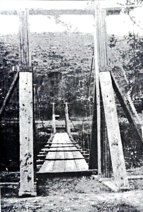 Ponte provisória (“Pinguela”) sobre o rio Sapucaí, para ligação da Fábrica de Armas (IMBEL), à Rodovia Itajubá-Lorena.