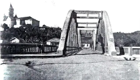 Ponte Randolfo Paiva "Ponte dos Arcos", com a matriz ao fundo