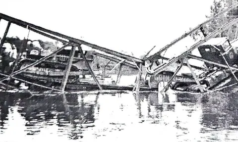 Queda da ponte metálica em 15 de julho de 1954