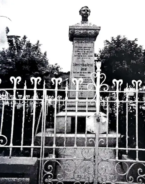 A herma e mausoléo do Dr. Silvestre Dias Ferraz Júnior em Cristina