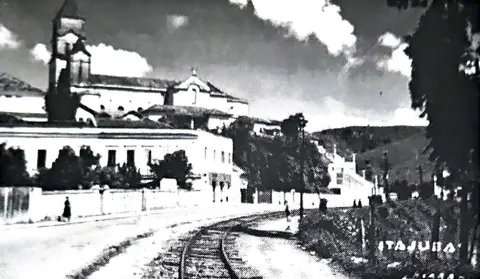 A Rua Padre Marçal, vendo-se ainda os trilhos da Estrada de Ferro, do Ramal de Delfim Moreira.