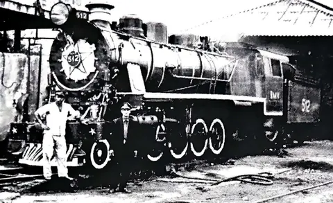 A locomotiva nº 512, já no tempo da R.M.V (Rede Mineira de Viação), na oficina de Itajubá