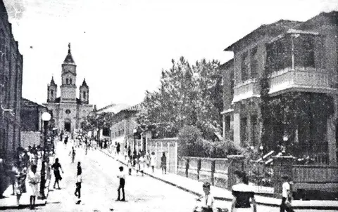 Rua Cel. Rennó e a Matriz, à saída de uma das missas dominicais