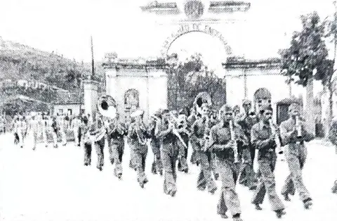 Dia da Pátria com operários e funcionários da Fábrica de Canos e Sabres para Armas Portáteis (hoje Imbel) desfilando em frente ao Batalhão