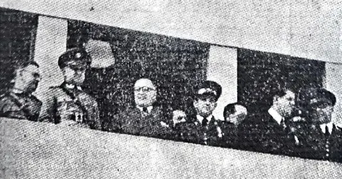 Getúlio Vargas da sacada do prédio da Fábrica de Armas