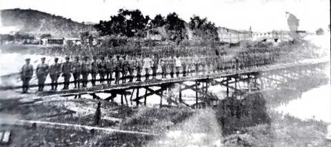 Ponte de madeira na Vila Lúcia