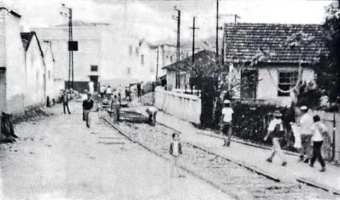 Retirada dos trilhos da estrada de ferro na rua Aurílio Lopes