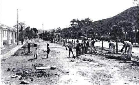 Retirada dos trilhos da estrada de ferro na frente da Fábrica de Armas (Imbel)