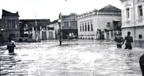 Enchente de 1945 na praça Wenceslau Brás