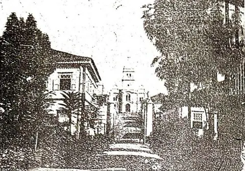 vista da Matriz pela rua Cel Rennó, a esquerda Gymnásio de Itajubá