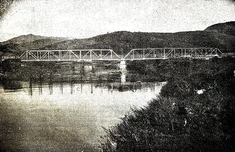Ponte metálica sobre o rio Sapucaí