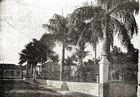Praça Teodomiro Santiago, cercada e com palmeiras