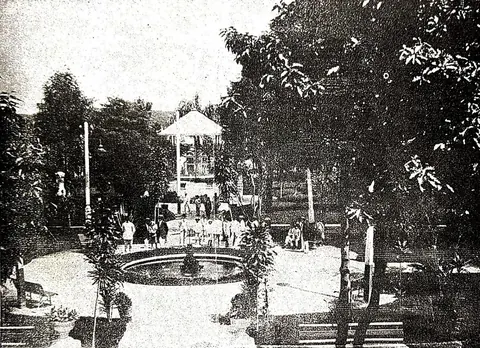 Praça Teodomiro Santiago, na época era chamada de Jardim Público