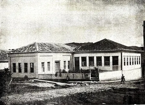 Prédio do Instituto Eletrotécnico e Mecânico, visto da Igreja Matriz