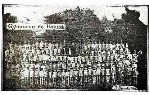 Gymnasio de Itajubá. Grupo de alumnos em um passeio ao campo, acompanhados dos docentes
