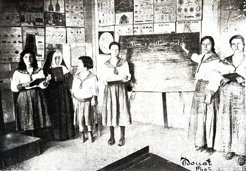 Colégio Sagrado Coração de Jesus - Alunas em aula