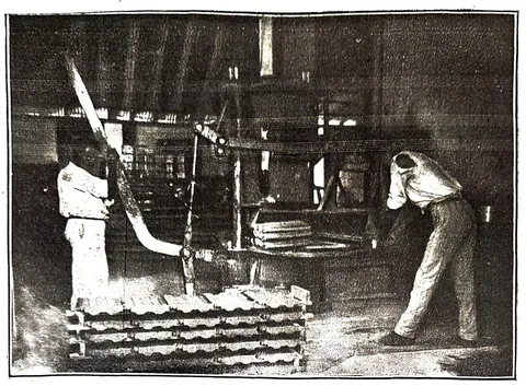 Fabricação de telhas de cimento na Fabrica de Ladrilhos, Mosaicos e Telhas de cimento comprimido