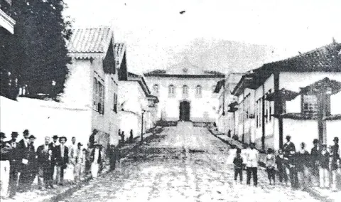 Trecho da Rua Direita (ora Cel. Rennó), vendo-se a igreja Matriz da Paróquia de N.S. da Soledade