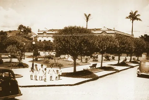 Crianças na Praça Teodomiro Santiago