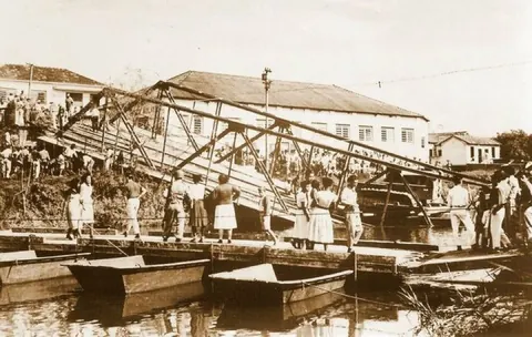 Vista próxima da queda da Ponte Tancredo Neves - 1954