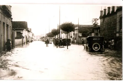 Vista da Av. Cel. Carneiro Jr. - Enchente de 1938.
