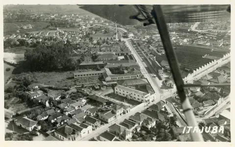 Vista aérea da antiga Rodoviária e Ferroviária ao fundo